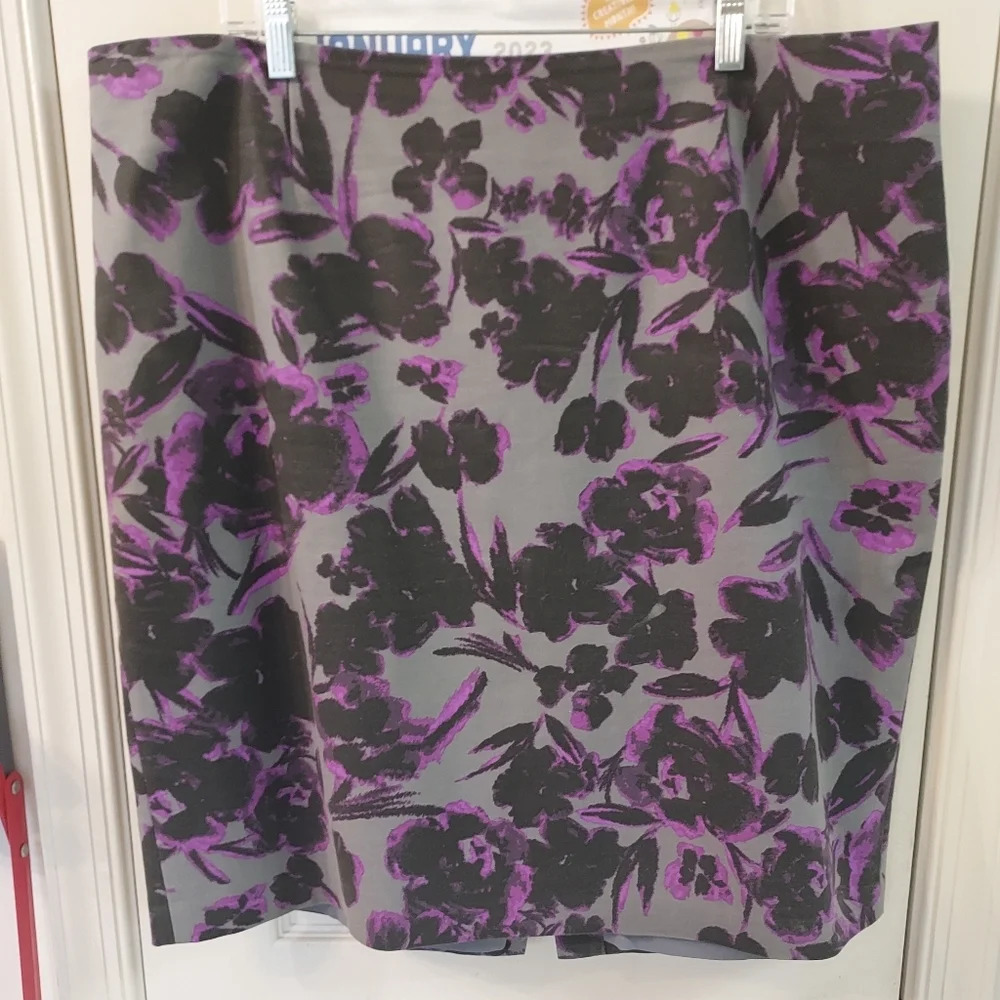 Lord & Taylor Purple, Black and Gray Floral Pencil Skirt in Size 18W